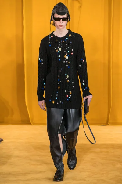 Look 16